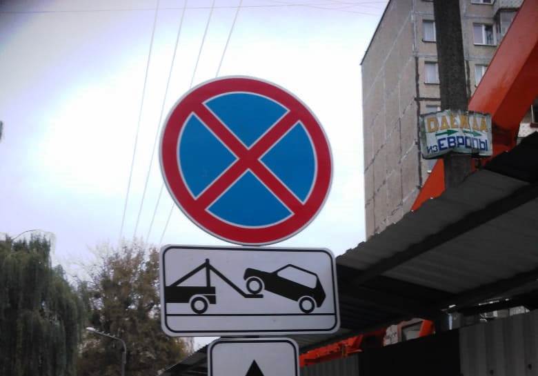 На оживленной улице в центре Калининграда машину теперь не оставишь