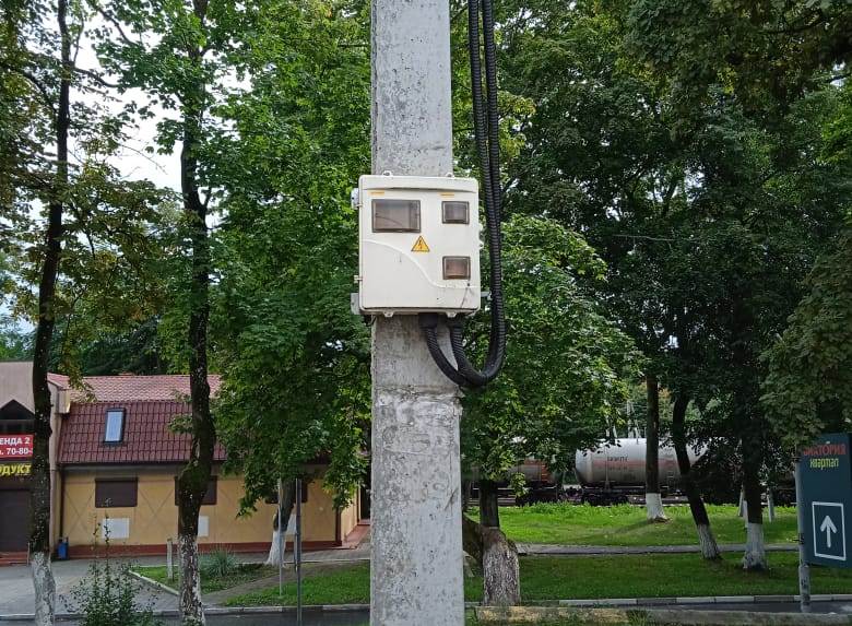 На самом западе России горел электрический счетчик на столбе освещения