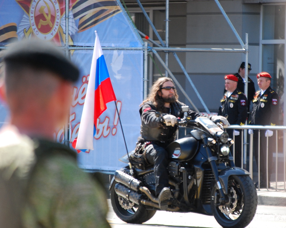 В Калининграде «Хирург» возглавил праздничную колонну мотомарша к дню Победы