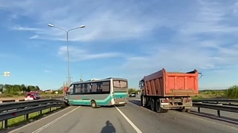 В Калининградской области песковоз протаранил рейсовый автобус