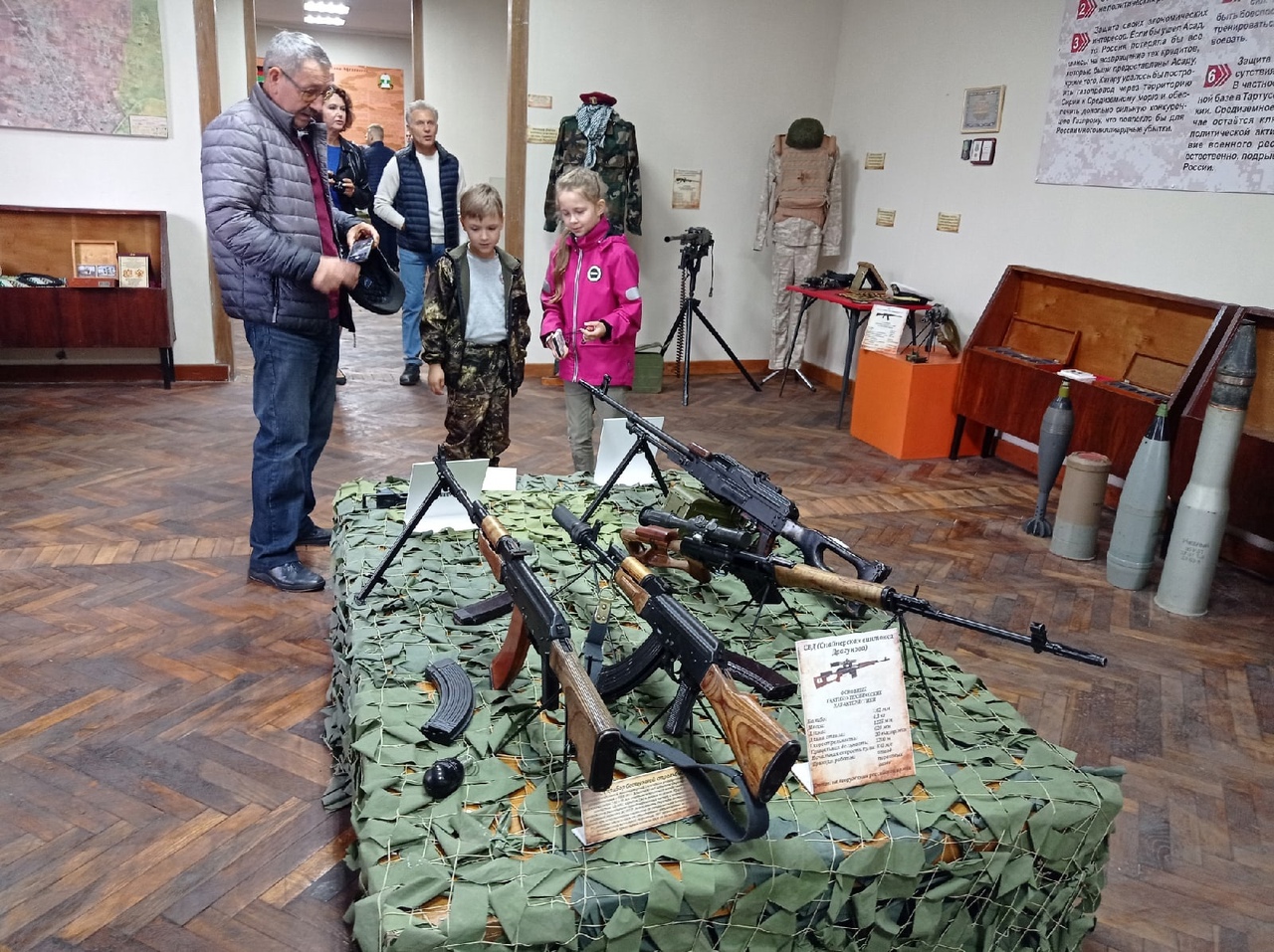 В Калининграде Музей истории 1-й гвардейской стрелковой дивизии передали экспонаты выставки, посвященной Чеченским и Афганской военным кампаниям