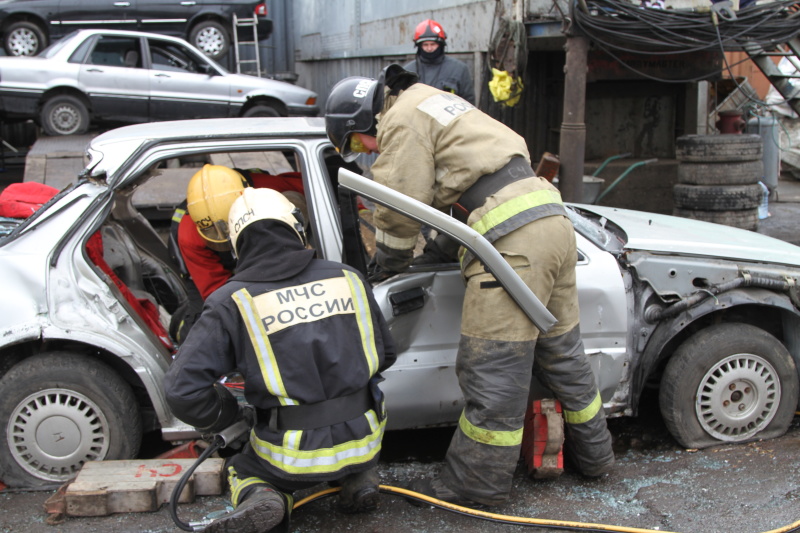 С последствиями ДТП лучше всех справятся бойцы калининградской Специализированной пожарно-спасательной части