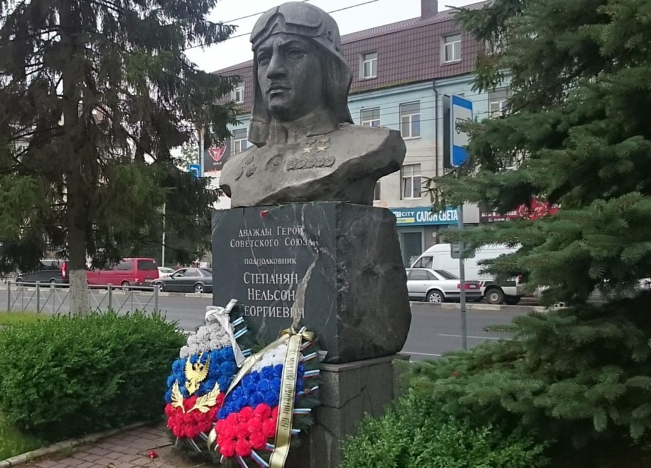 В Калининграде благоустраивают памятник дважды Герою Советского Союза Нельсону Степаняну