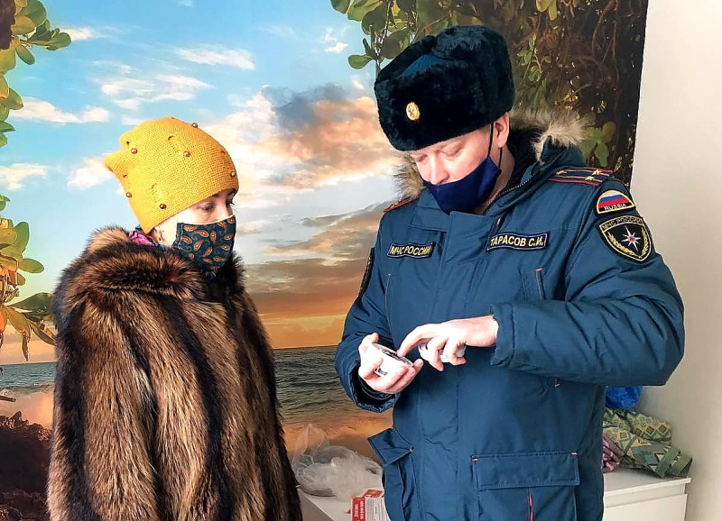 Под Калининградом пожарные проводят профилактическую работу с родителями многодетных семей