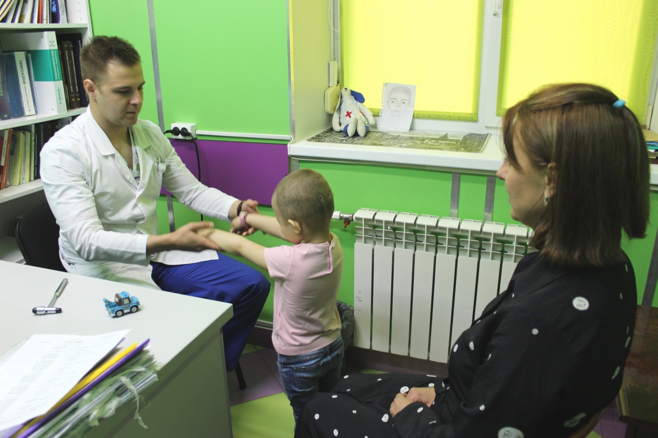 В Калининграде нейрохирурги спасли девочку после падения на нее металлической двери