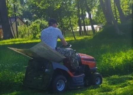 Под Калининградом власти купили  трактор для окоса травы на территории округа