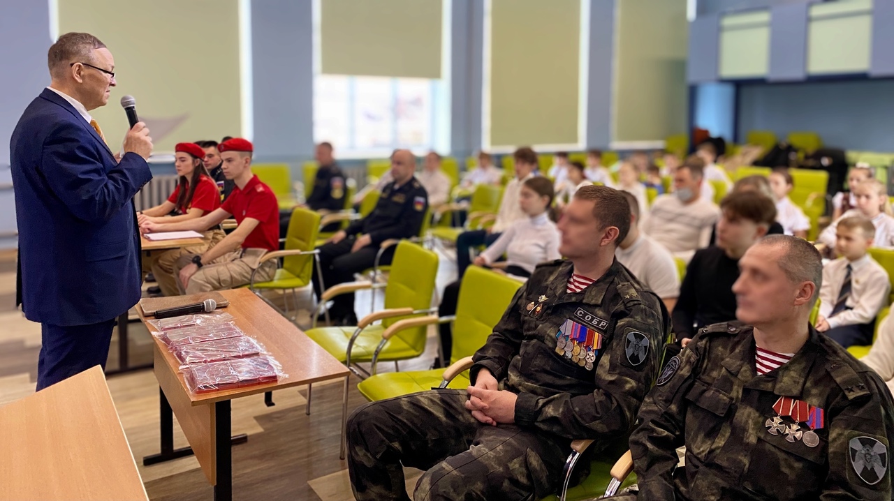 В Калининграде офицеры СОБР приняли участие в торжественной церемонии принятия присяги учениками 49 лицея