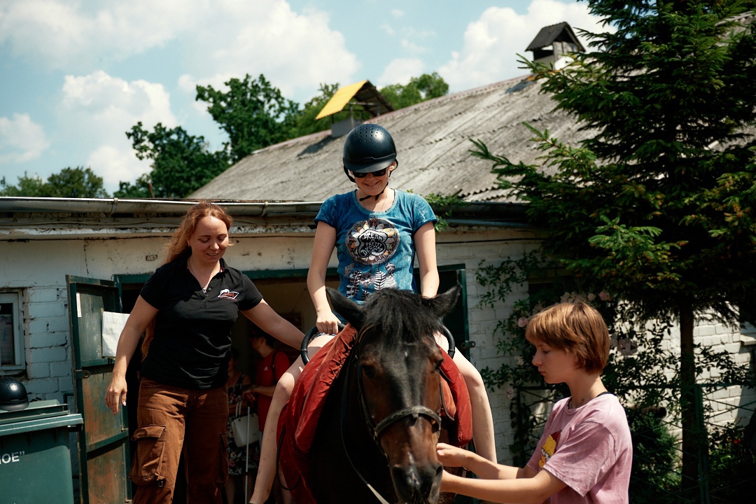 Незрячие жители Калининградской области посетили мастер-класс по уходу за лошадьми