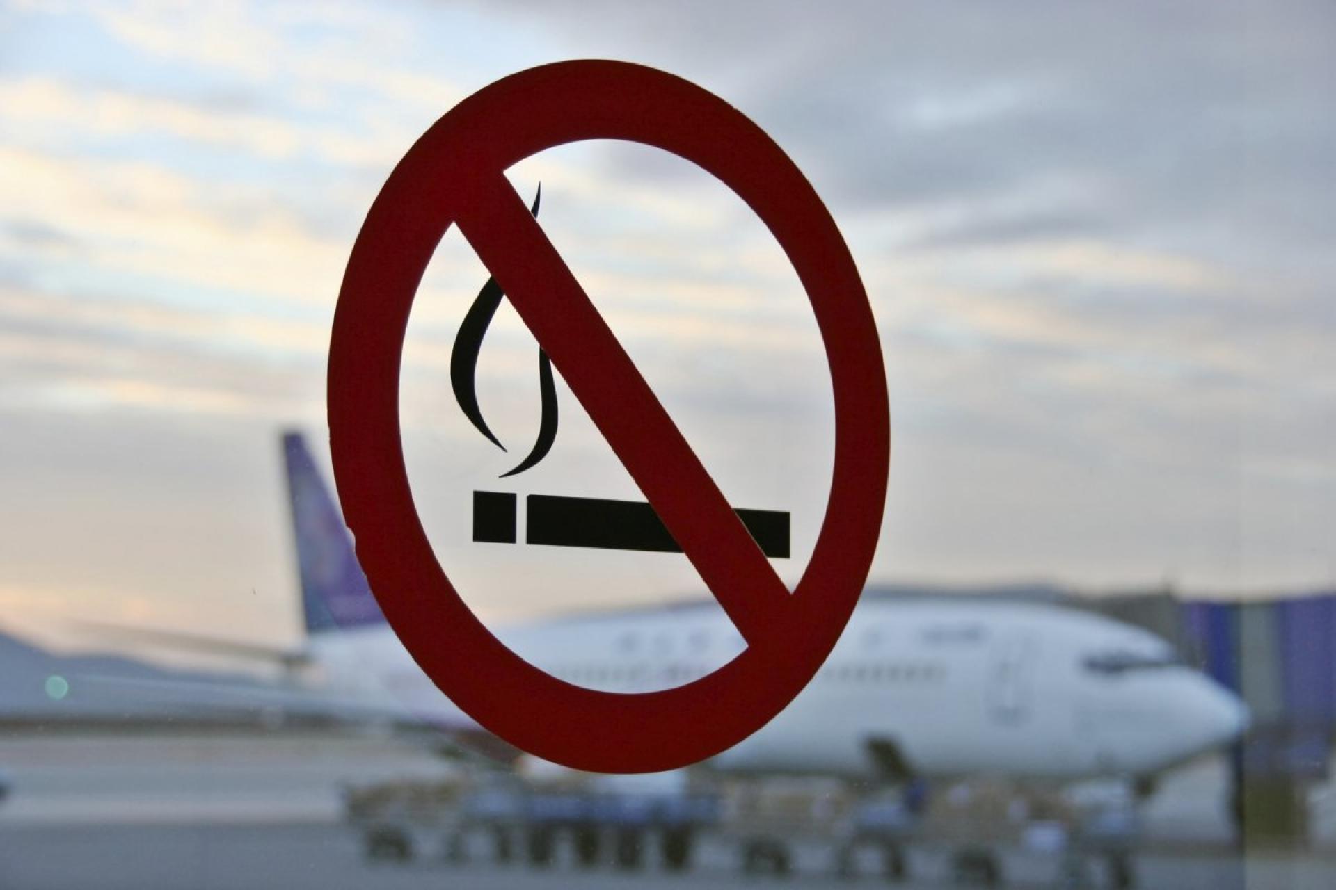 Юная москвичка закурила на борту самолета, летевшего в Калининград