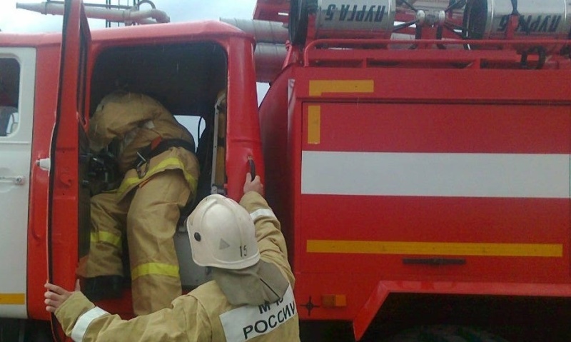 В Калининградской области сгорел рулонный пресс, но трактор удалось спасти