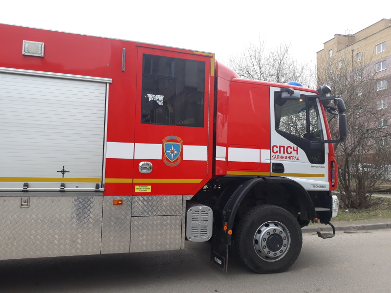 Во время пожара на востоке Калининградской области спасатели эвакуировали двух человек