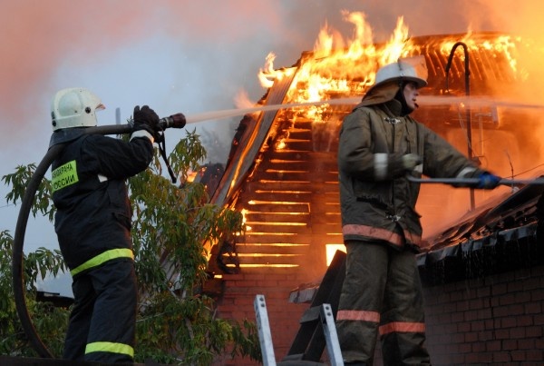 Заброшенные сараи сгорели в пригороде Калининграда.