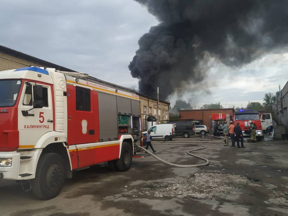 В гаражном обществе Калининграда сгорели два автомобиля, находившихся в боксах