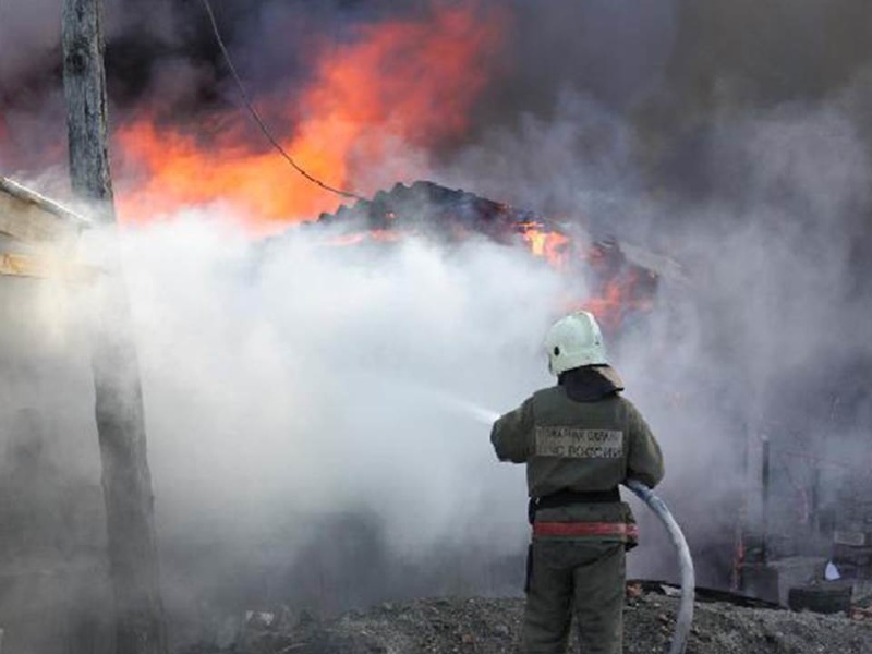 В Калининградской области сгорел и обрушился деревянный сеновал