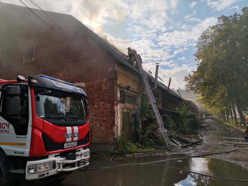В Калининграде произошел пожар на мебельном складе