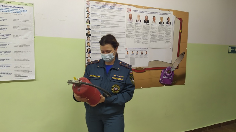 Сотрудники МЧС обеспечивают безопасность на избирательных участках в Калининградской области