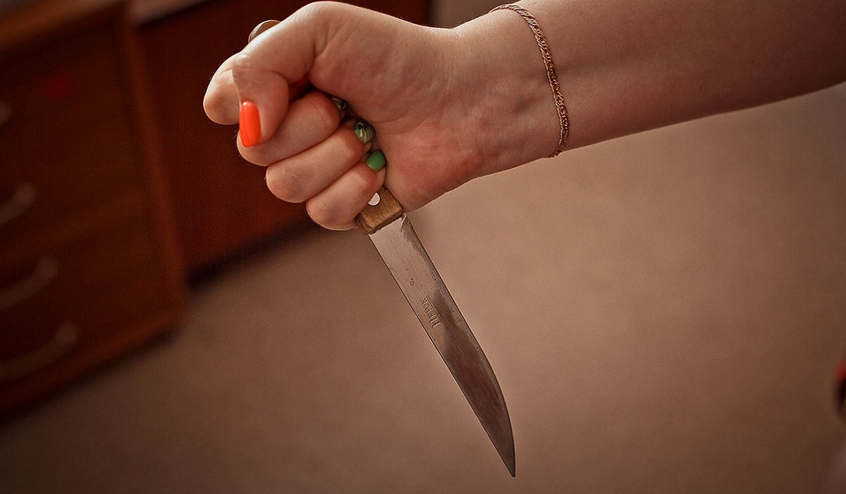 Жительница Гусева на спор пырнула ножом знакомого