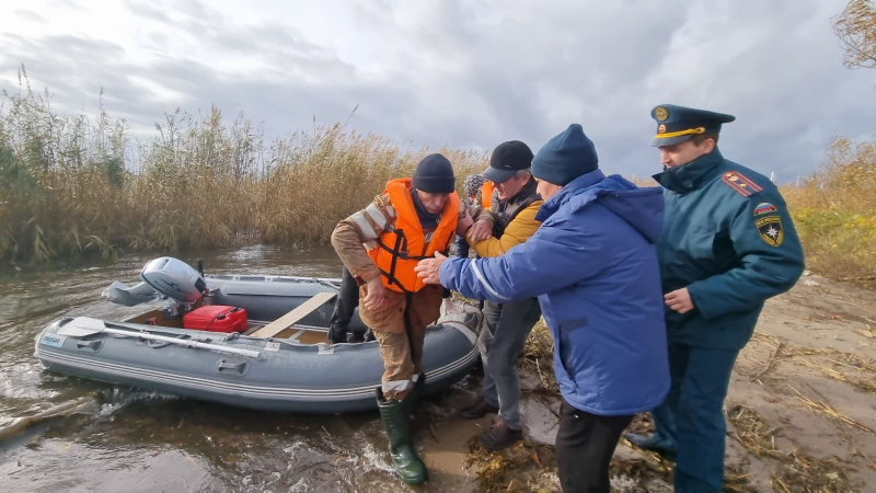 Полицейский и волонтер в шторм спасли рыбака в Калининградском заливе