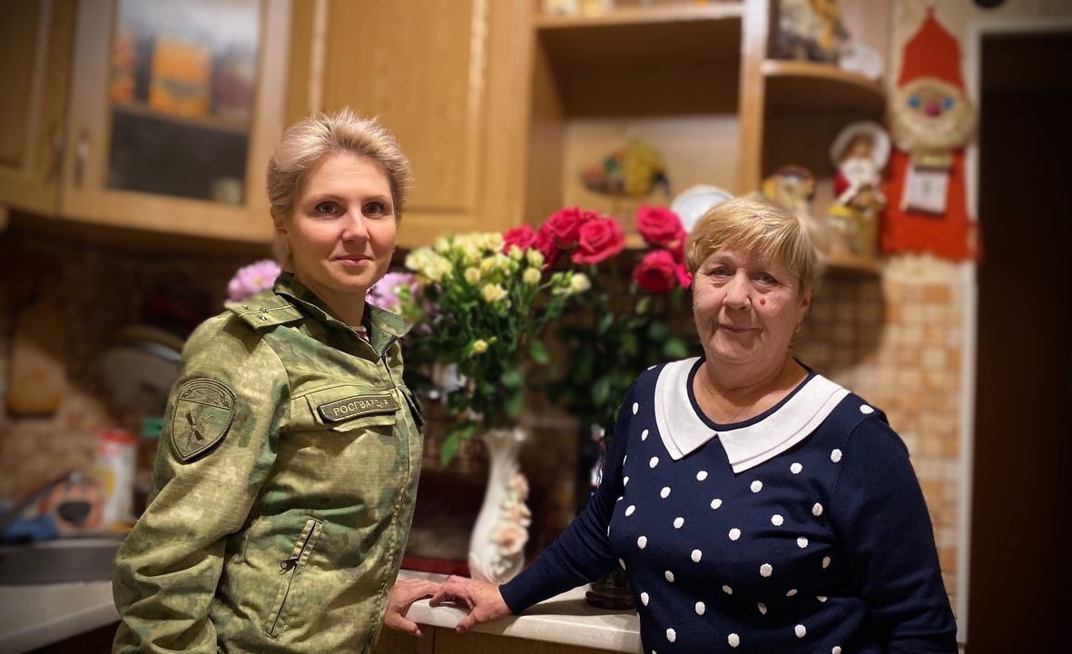 В Калининграде офицеры Росгвардии встретились с мамой Героя России