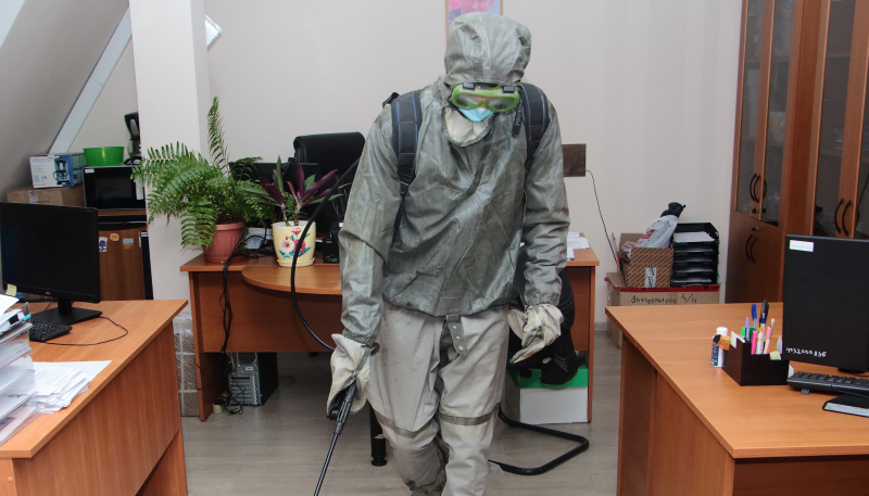 В Калининградской области сотрудники МЧС России продолжают принимать участие в дезинфекции объектов