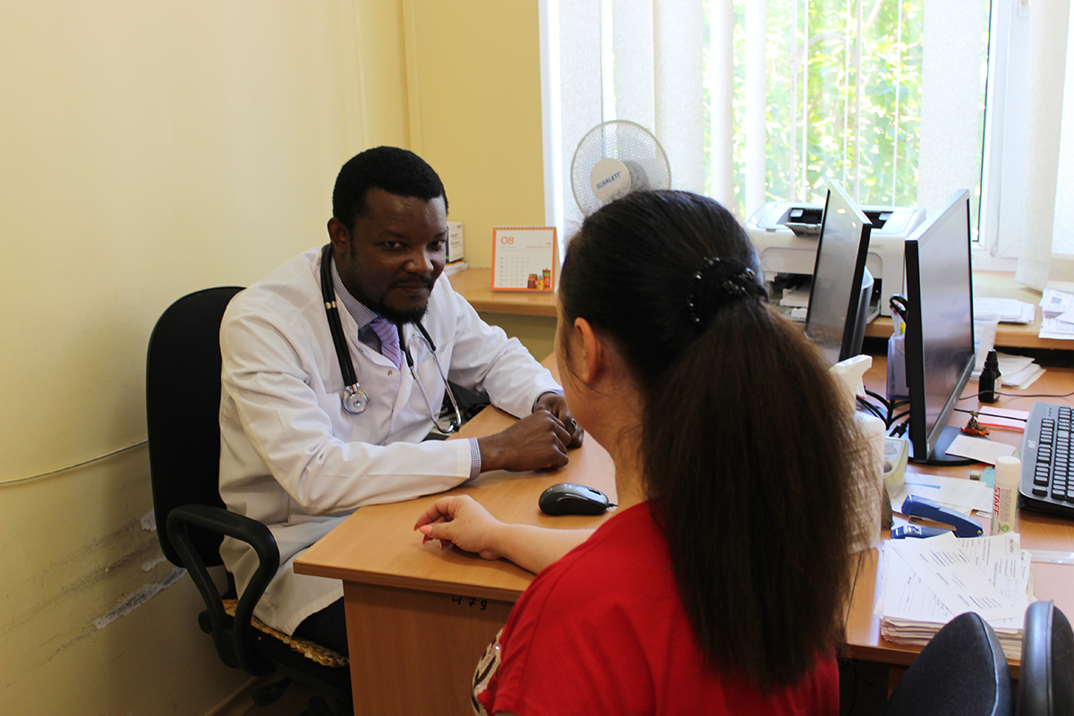 В Калининграде начал вести прием пациентов врач-терапевт из Африки