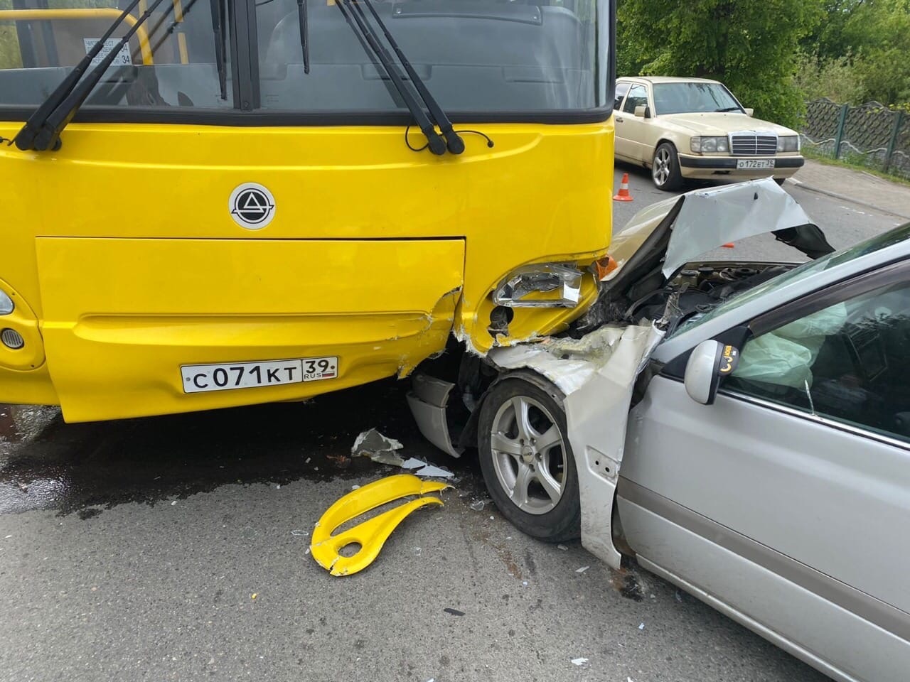 В Калининградской области автомобиль «Опель» протаранил школьный автобус