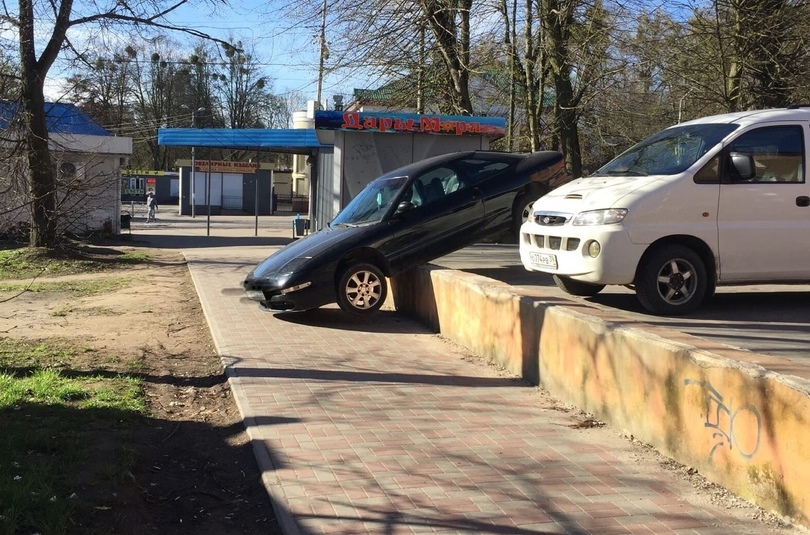 В Калининграде машина без водителя уехала с парковки