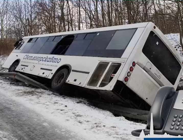 Под Калининградом рейсовый автобус оказался в кювете из-за скользкой дороги