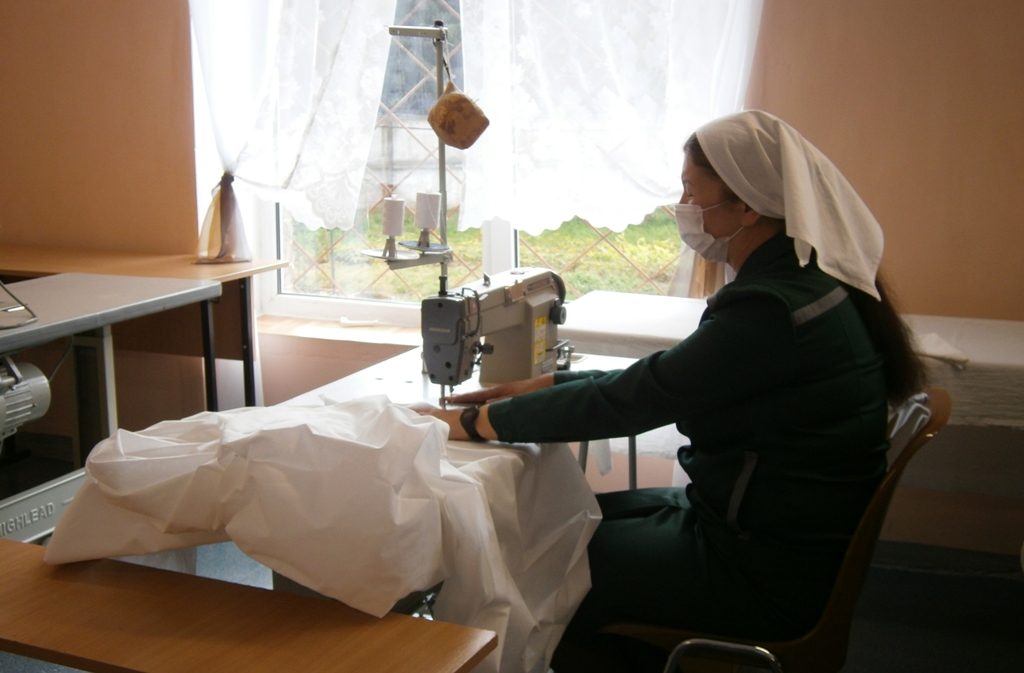 В колониях Калининградской области женщины-заключенные шью белье для больницы