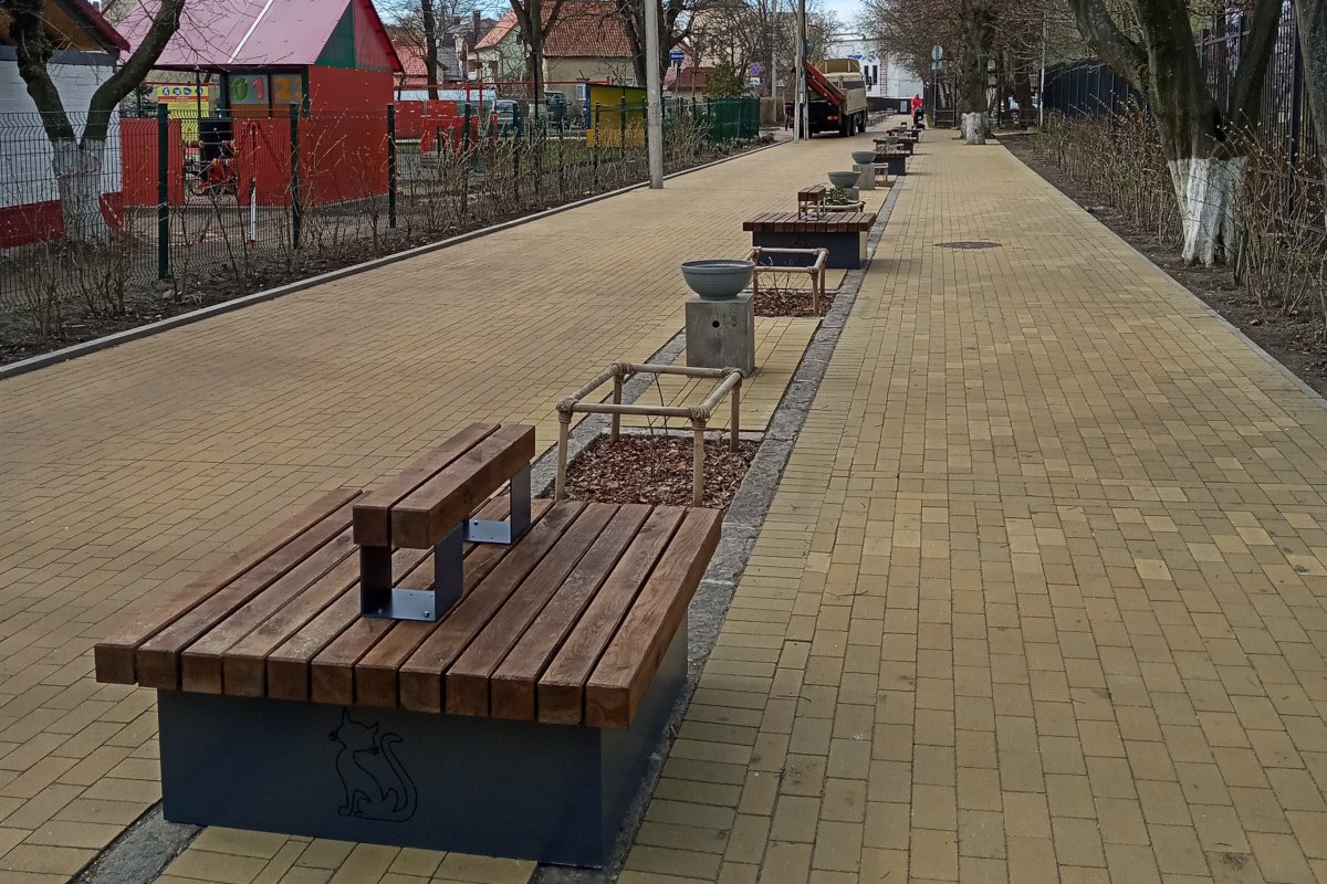 В городе-курорте под Калининградом установили необычные скамейки