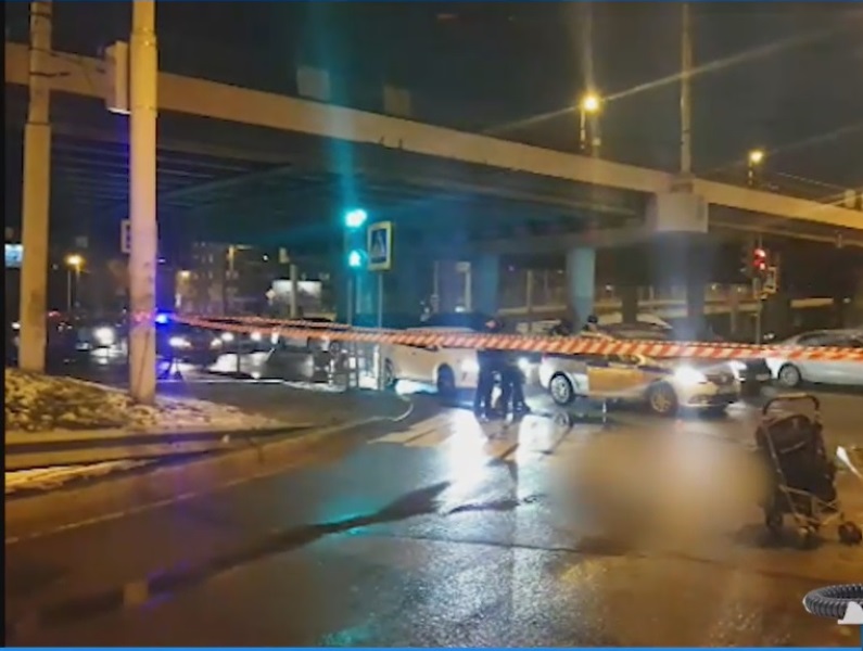В Калининграде полиция проводит проверку по факту наезда грузовика на женщину с коляской