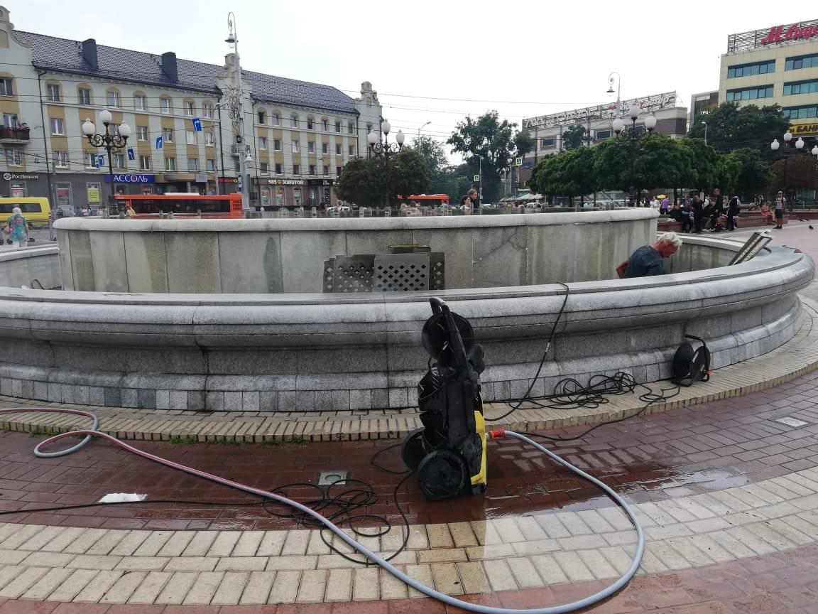 В Калининграде купаться в фонтанах запрещено!
