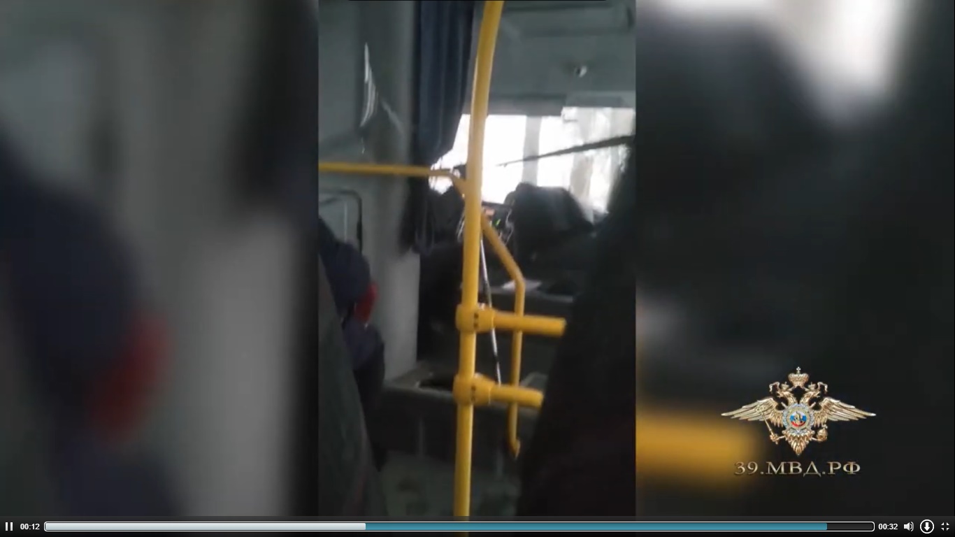 В Калининграде составили протокол на водителя автобуса, переключавшего передачи шваброй
