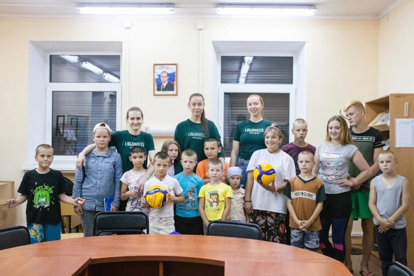 Калининградские волейболистки побывали в гостях у детей, оставшихся без попечения родителей
