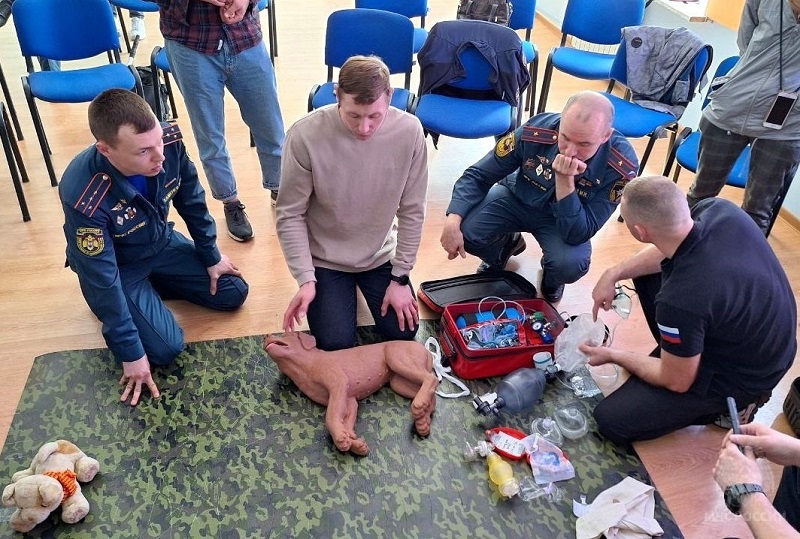 Калининградские пожарные учились спасать домашних питомцев на игрушечных зверях