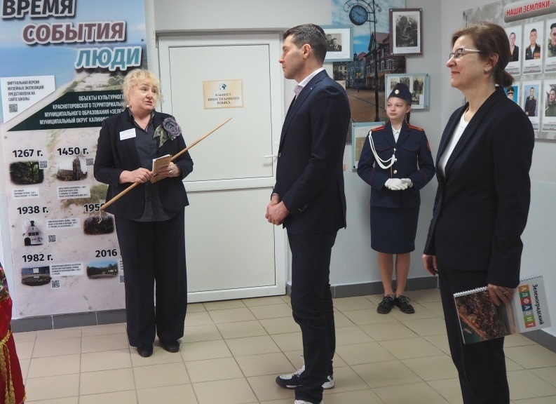 Губернатор Калининградской области Алиханов пошёл в школу 