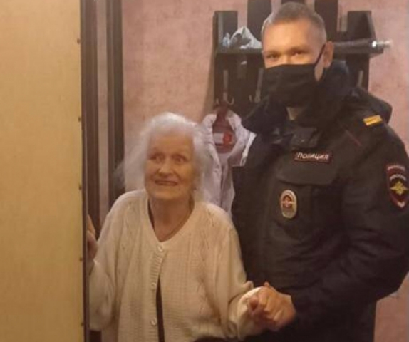 В Калининграде ректор БФУ спас пенсионерку, оказавшуюся на морозе без теплой одежды