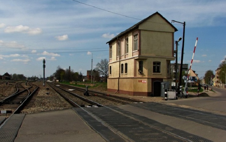 На Калининградской железной дороге начались работы по асфальтировке железнодорожных переездов