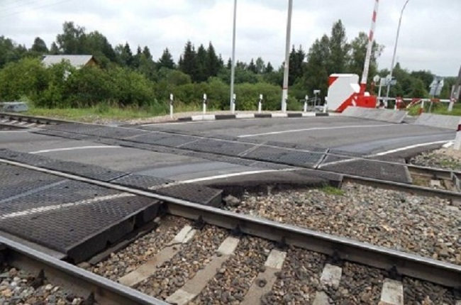 В посёлке Константиновка Калининградской области проводится ремонт железнодорожного переезда