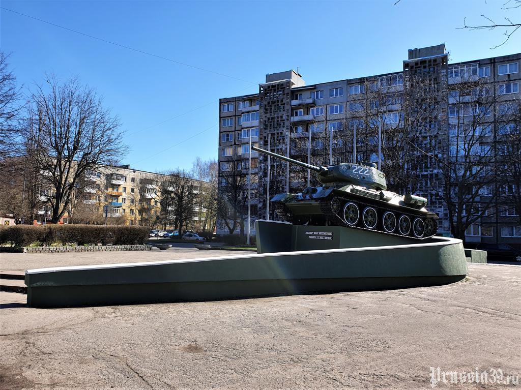 42 года назад в Калининграде был установлен памятный знак героям - танкистам, легендарный танк «Т-34»