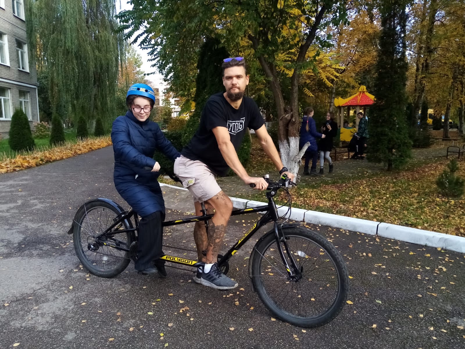 В Калининграде школьники прокатились на велотандемах