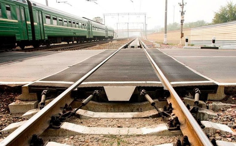 Вниманию водителей! В посёлке Кострово начался ремонт железнодорожного переезда