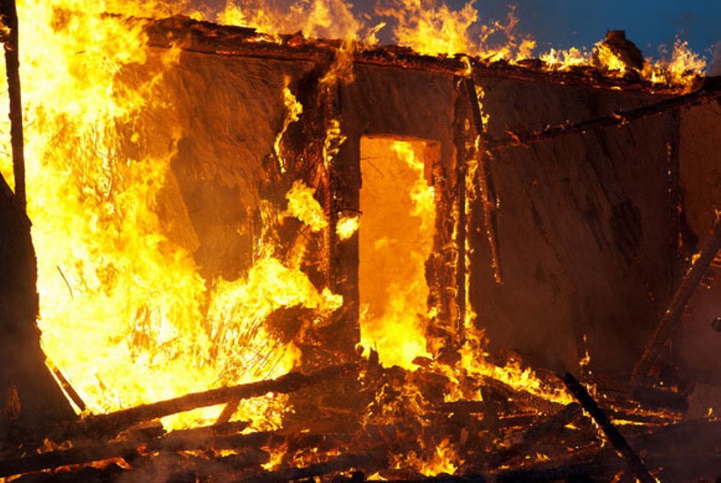 В Калининградской области накануне загорелась баня, пристроенная к дому