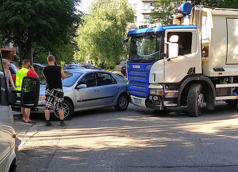 В Калининграде на ул.Красноярской мусоровоз не смог разъехаться с «Рено»