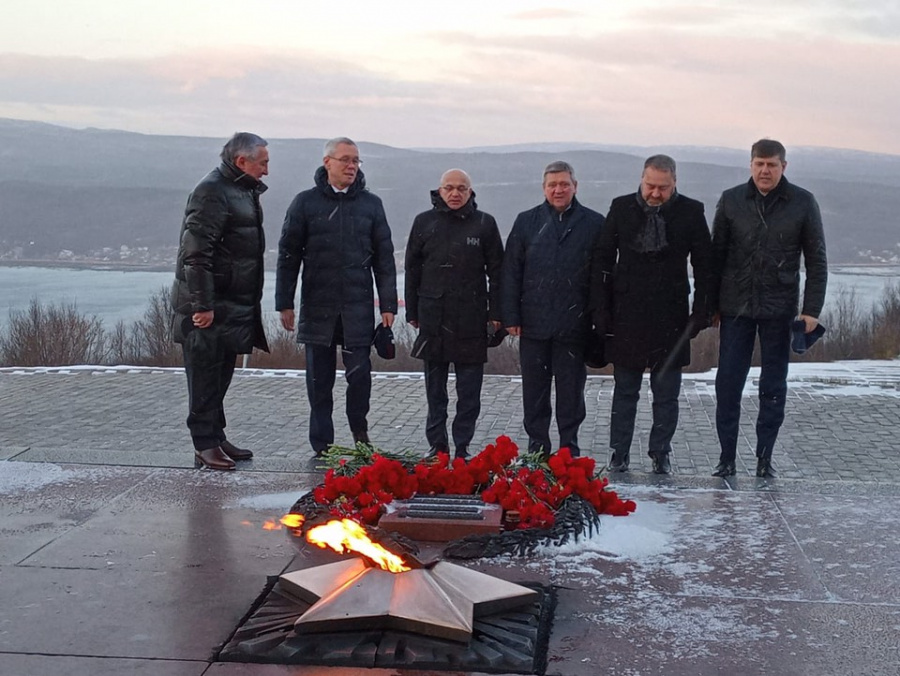 Председатель Заксобрания Калининградской области возложил цветы к мемориалу «Защитникам Заполярья»