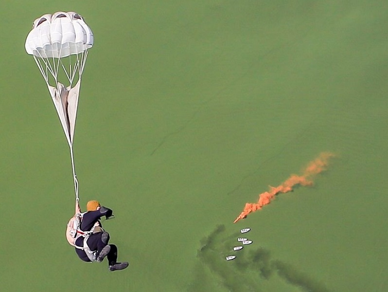 Бойцы морской авиации и спецназа Балтфлота выполнили прыжки с парашютом на воду