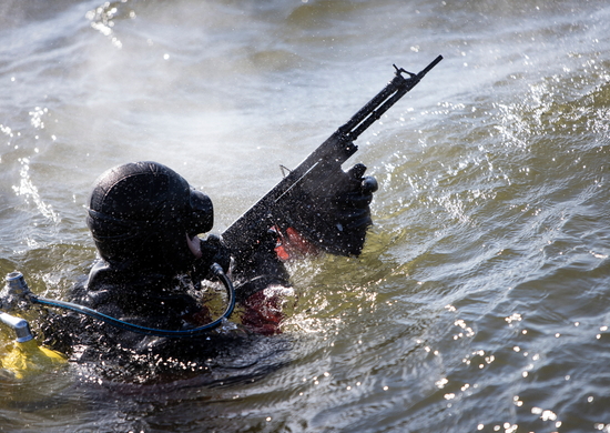 В Калининградской области бойцы спецназа стреляют даже под водой