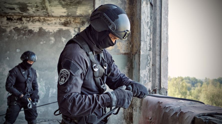 В Калининграде сотрудники ОМОН отработали штурм захваченного здания