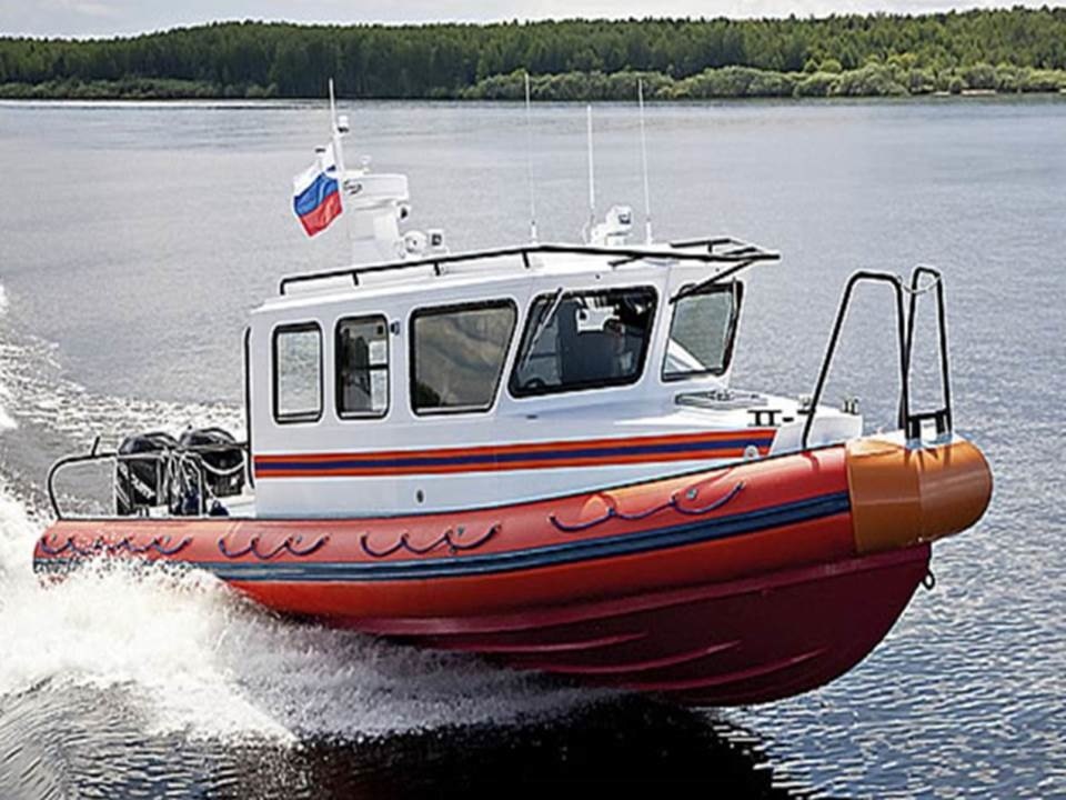 В акватории Калининградского залива бойцы МЧС оказали помощь рыбакам