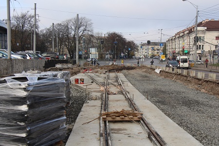 Вдоль по Киевской: завершается укладка трамвайных путей, начинается асфальтирование